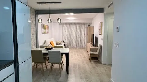 Salón abierto con comedor y cocina al fondo
