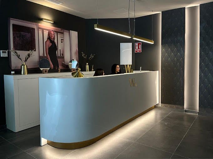 Mostrador de recepción curvo con iluminación indirecta